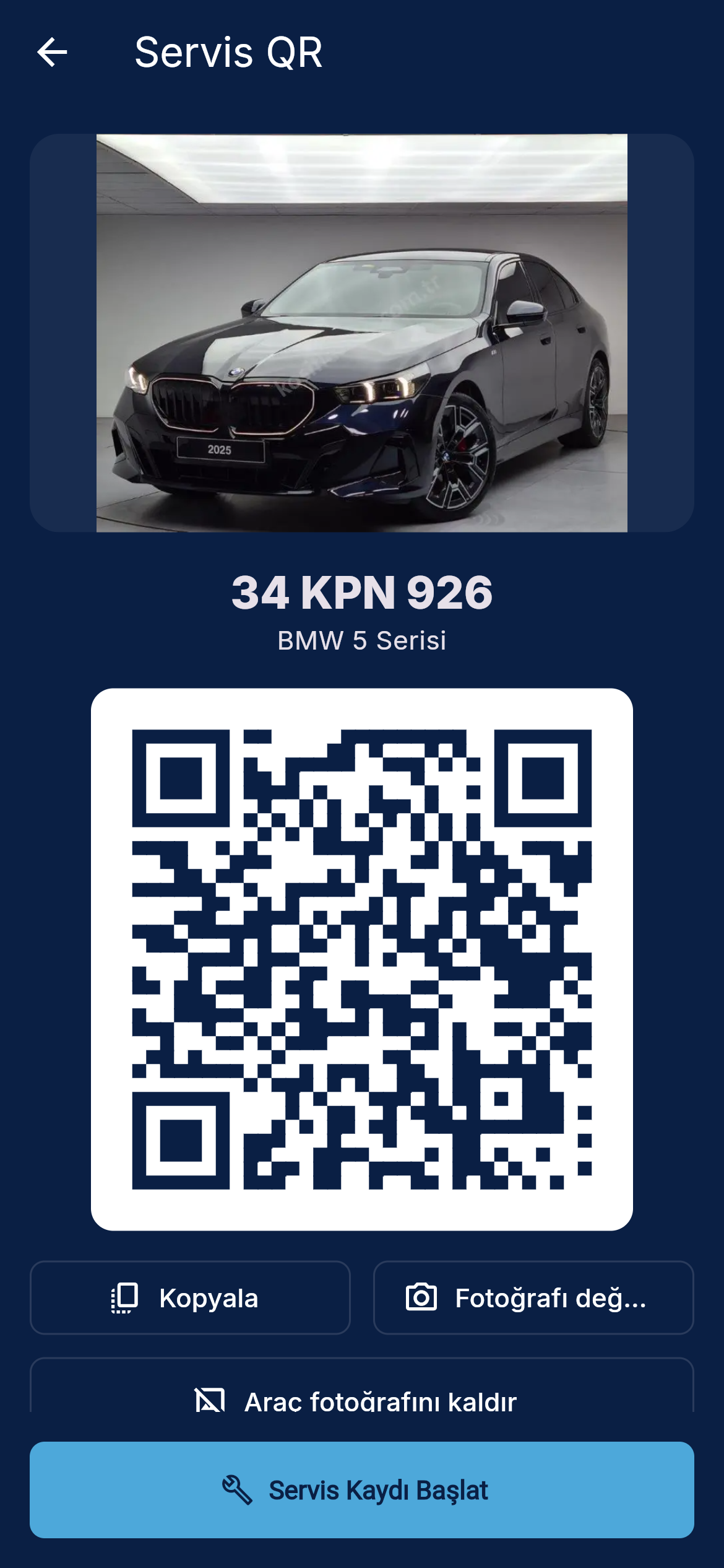 Araca bağlı kalıcı servis karekodu ekranı; BMW 5 Serisi ve plaka